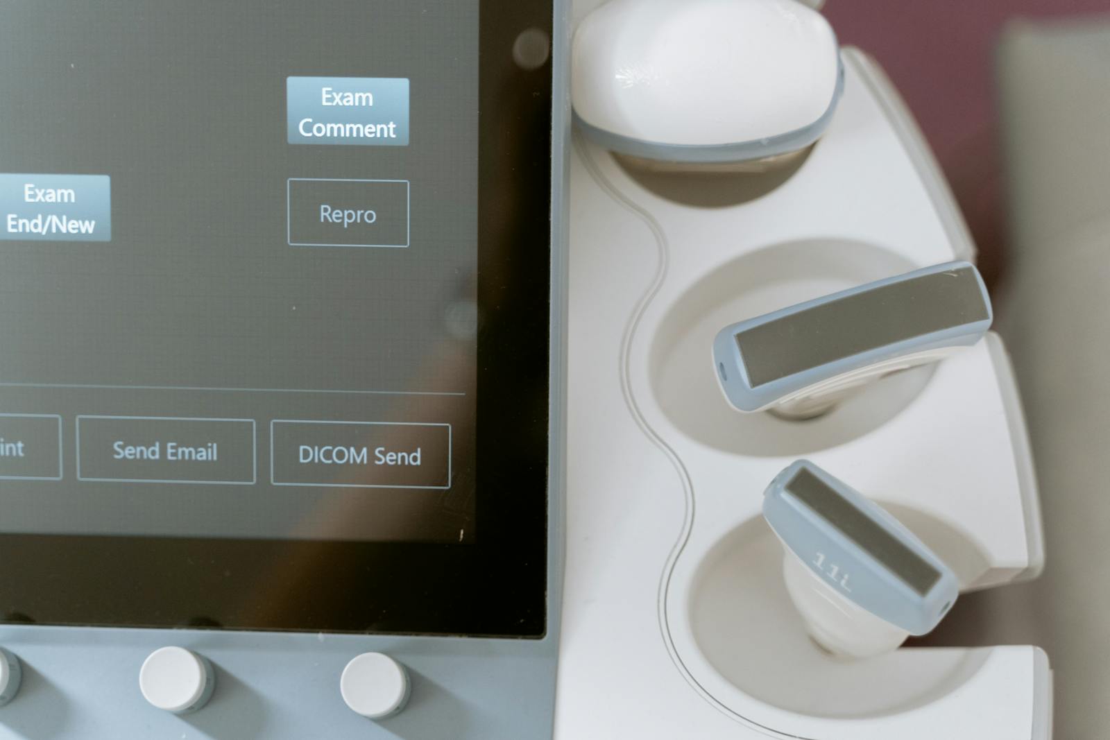 Reparación de Equipos Médicos en Valencia Close-up image of ultrasound equipment showing the monitor and probe holders.